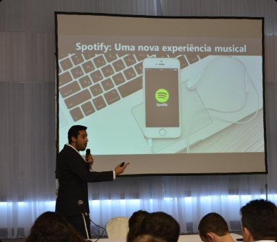 Thiago Coutinho, CEO da Voitto realizando uma apresentação em um evento